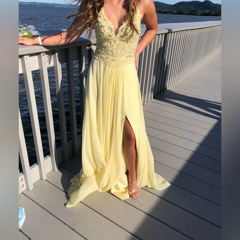 Size 2 prom dress - yellow - brand is Faviana